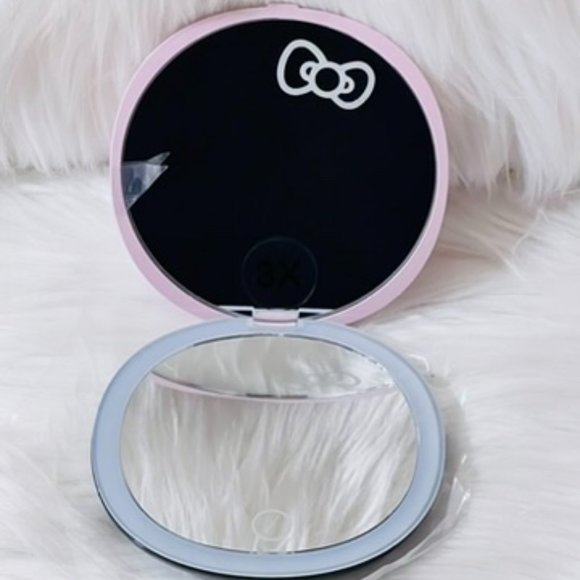 Hello Kitty® "The Swirl" LED‎ Compact Mirror - Picture 8 of 10